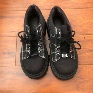 Cute Platform Delia’s with white accent stitching!!